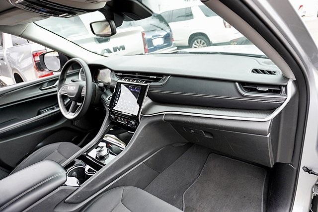 2023 Jeep Grand Cherokee Laredo photo 9