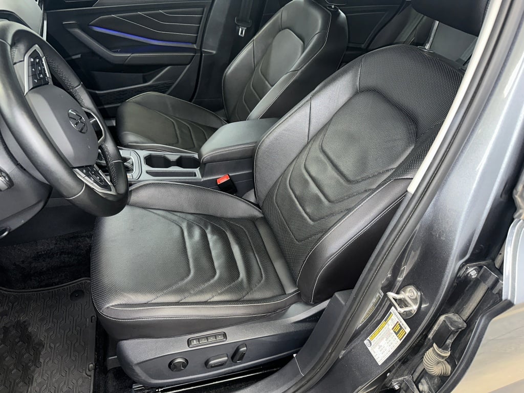 2023 Volkswagen Jetta SEL photo 2