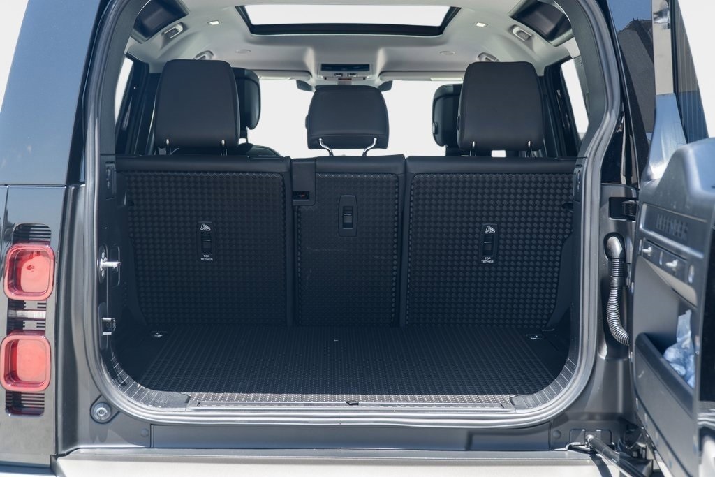 2025 Land Rover Defender 110 X-Dynamic SE photo 28
