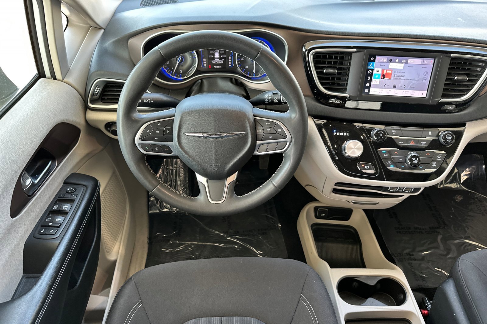 2022 Chrysler Voyager LX photo 13