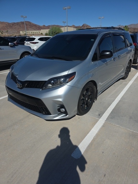 2020 Toyota Sienna SE photo 2