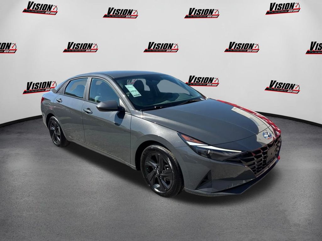 2023 Hyundai Elantra SEL photo 3