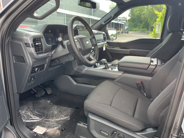 2025 Ford F-150 XLT photo 2