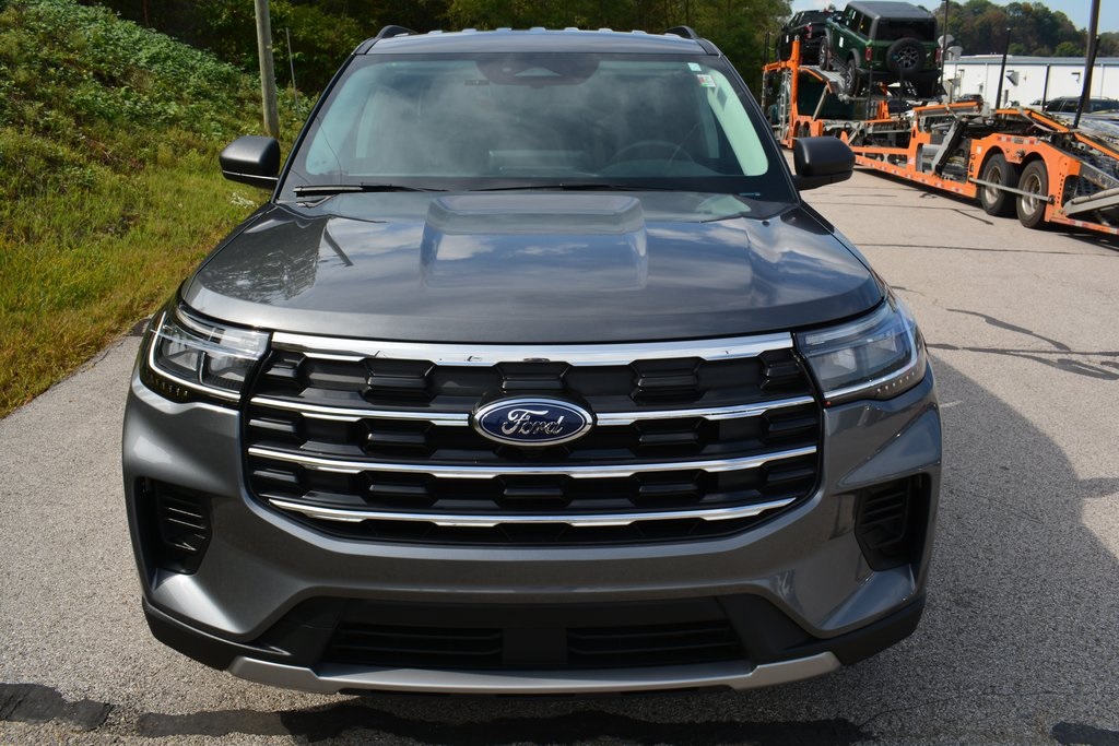 2025 Ford Explorer photo 2