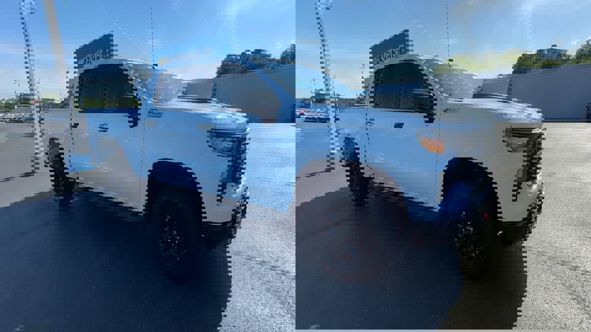 2025 Chevrolet Silverado 1500 Custom Trail Boss photo 2