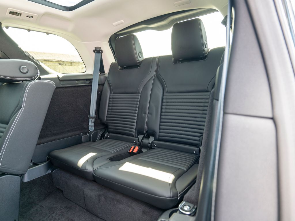 2024 Land Rover Discovery S photo 22