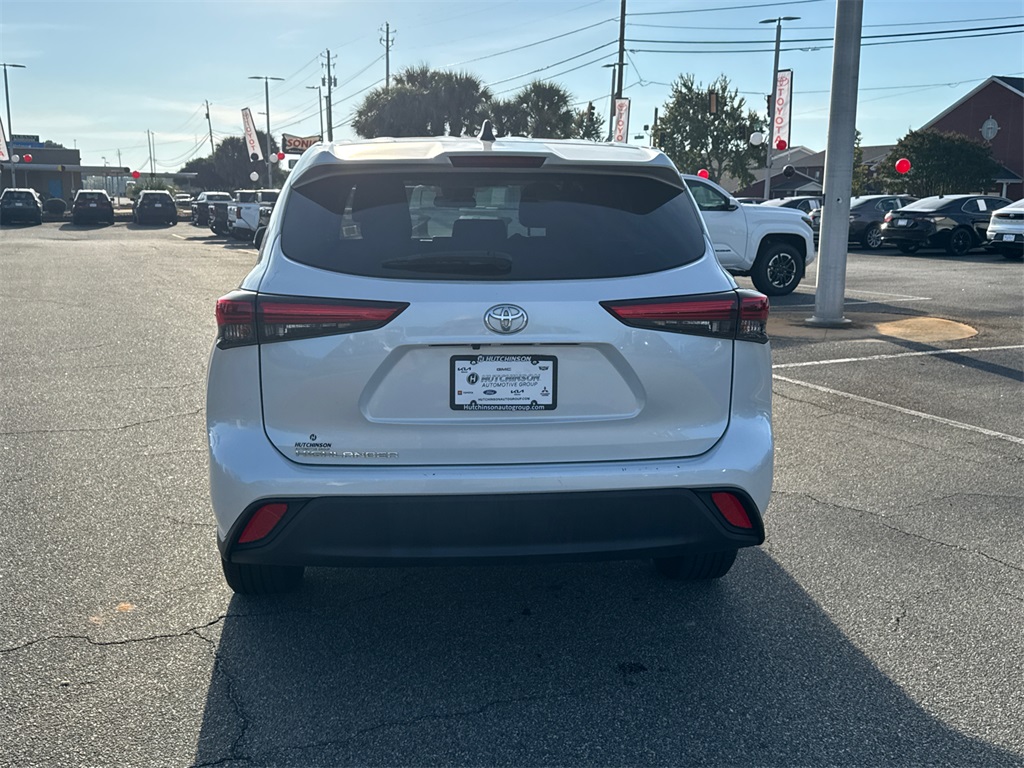 2023 Toyota Highlander L photo 3