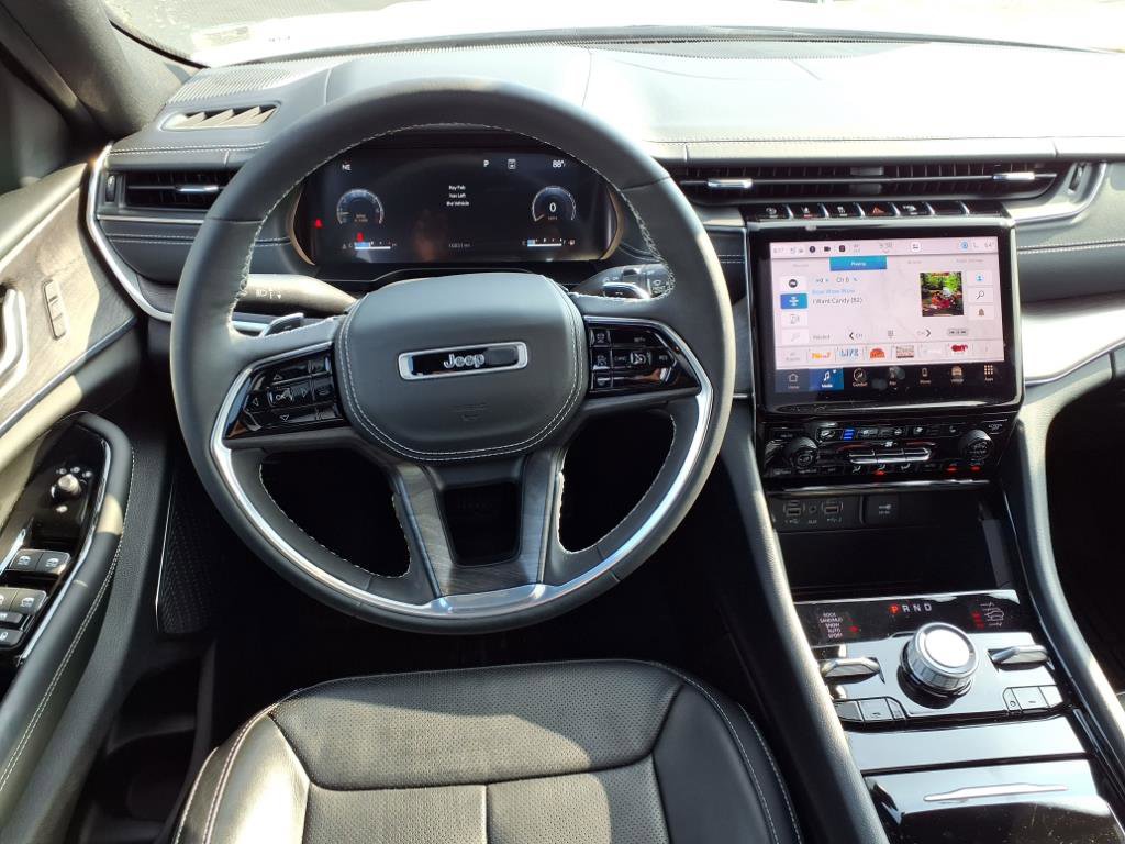 2024 Jeep Grand Cherokee Overland photo 3