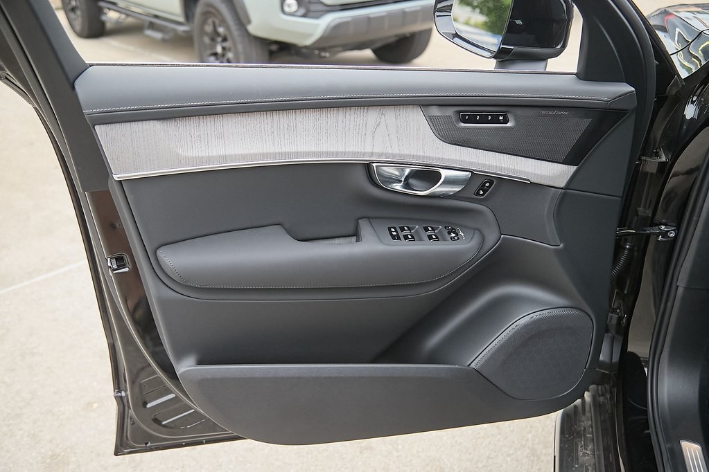 2025 VOLVO XC90 - Image 9