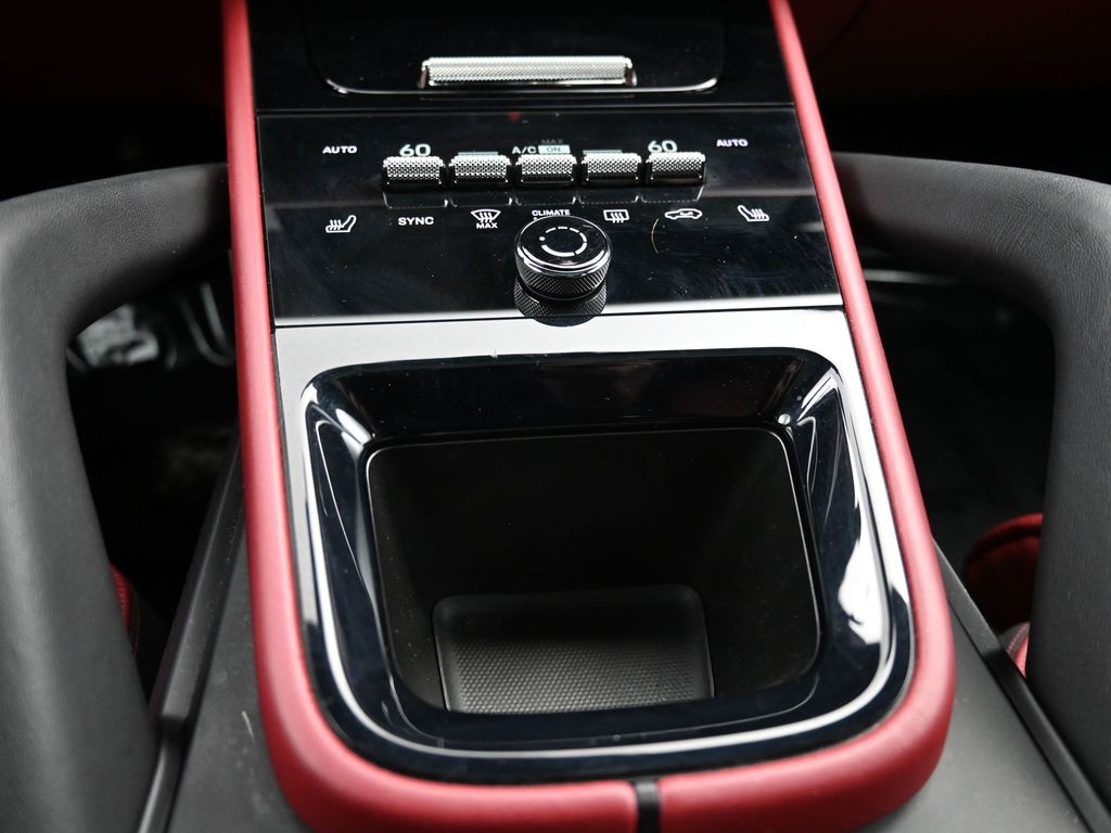 2024 Porsche Cayenne S photo 6