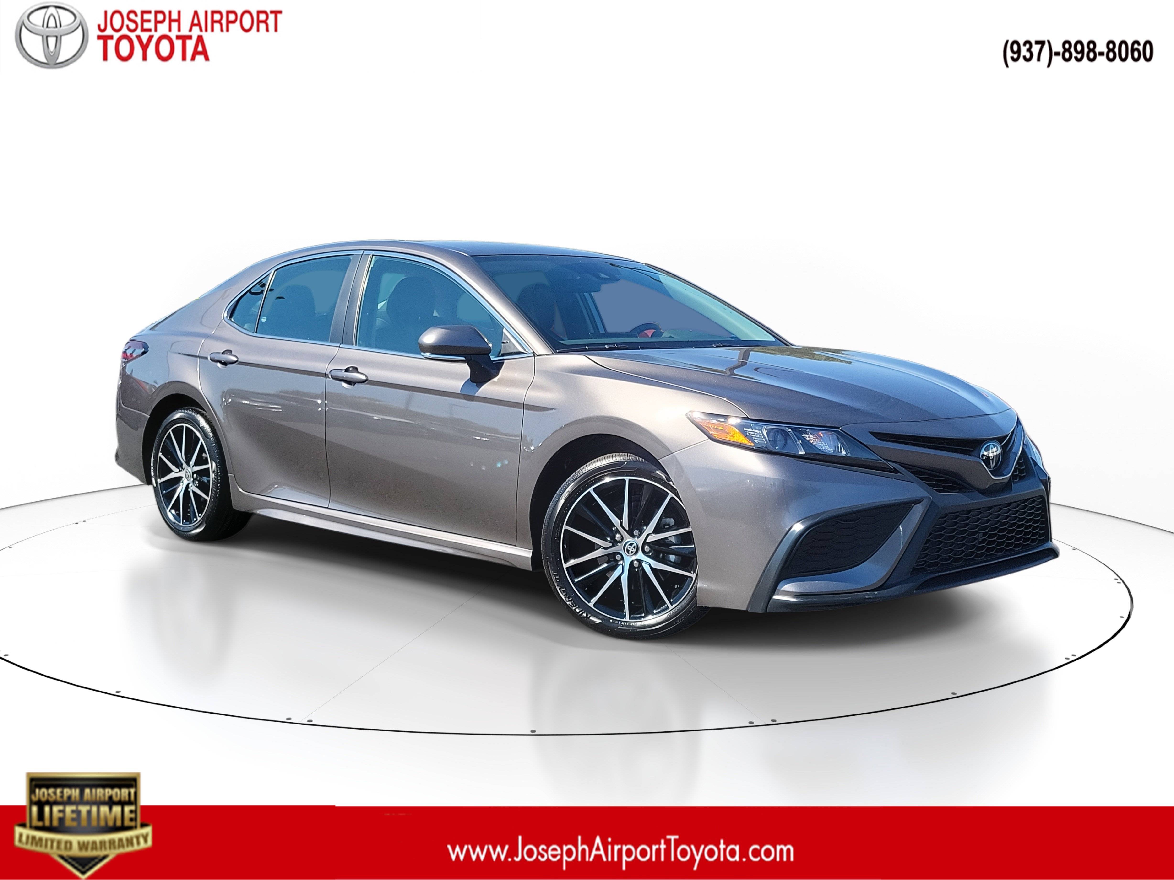 2024 Toyota Camry SE's photo