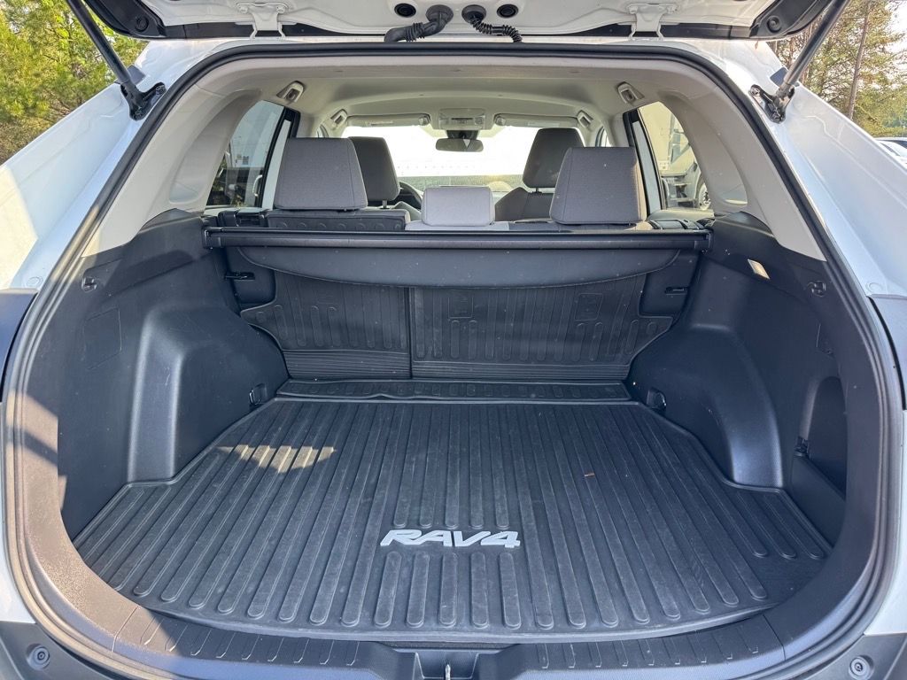 2022 Toyota RAV4 XLE photo 8