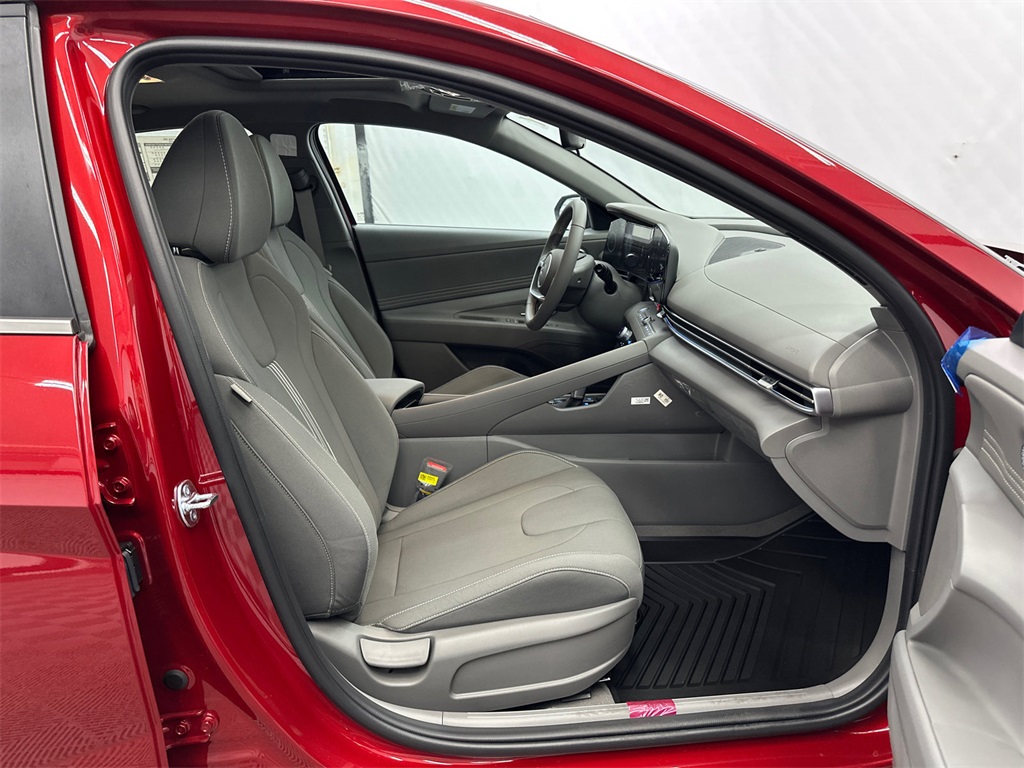 2025 Hyundai Elantra SEL Convenience photo 13