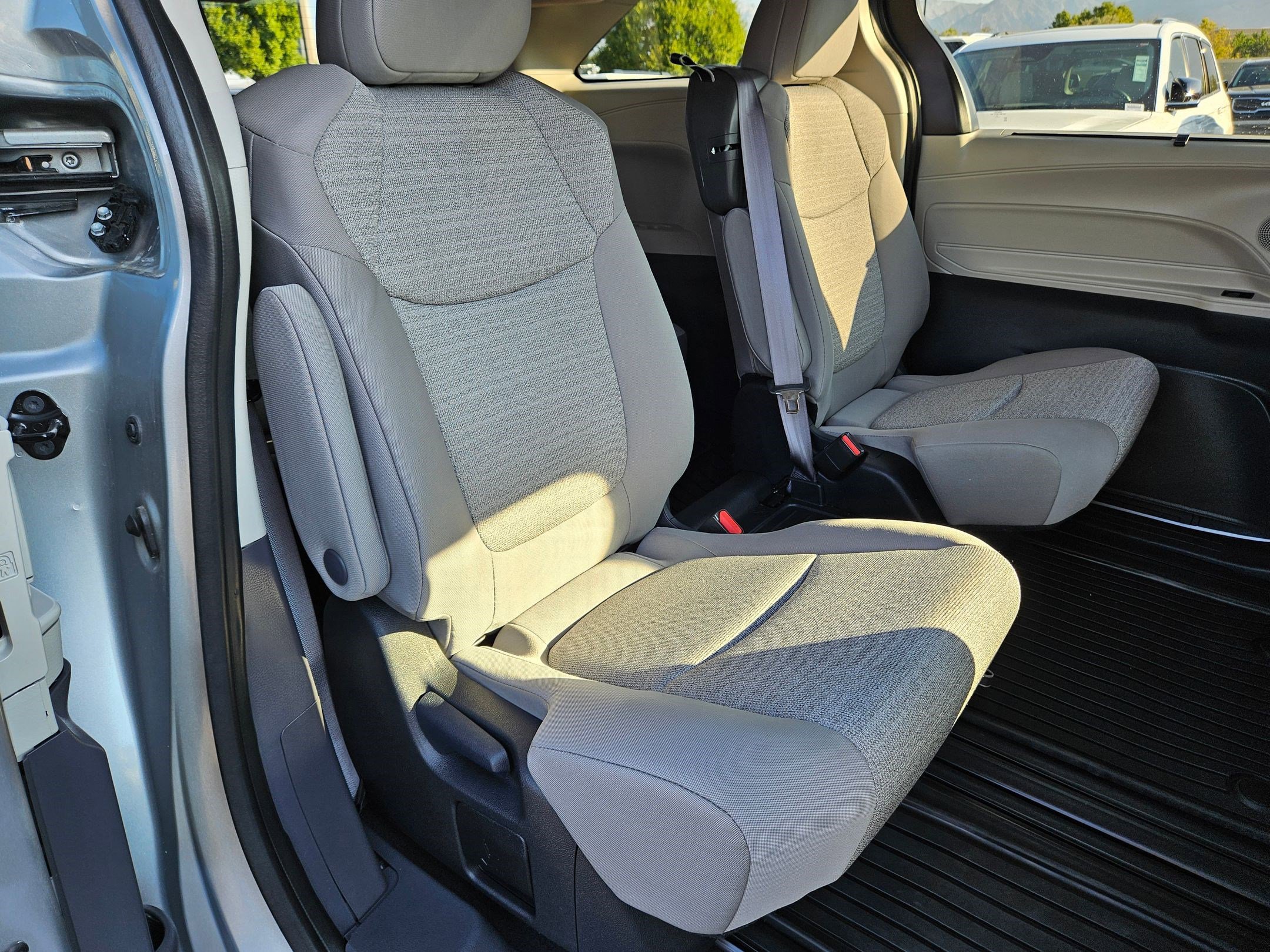 2023 Toyota Sienna LE photo 28