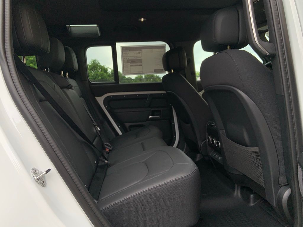 2025 Land Rover Defender 110 V8 photo 17