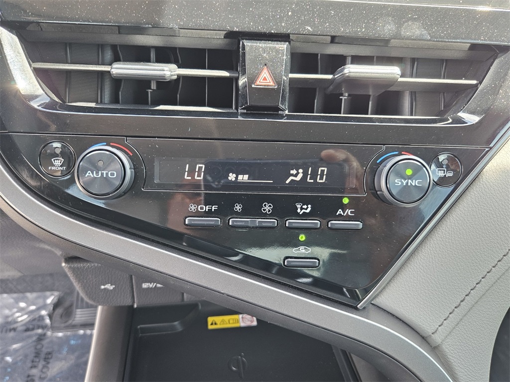 2022 Toyota Camry XLE photo 19