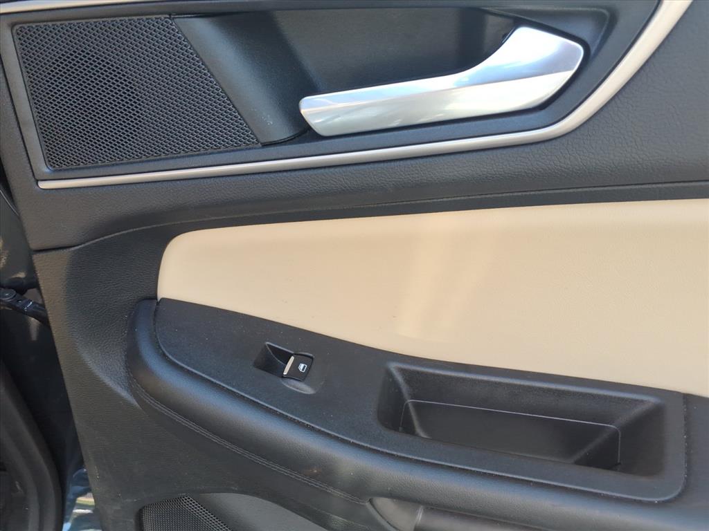 2022 Ford Edge SEL photo 8