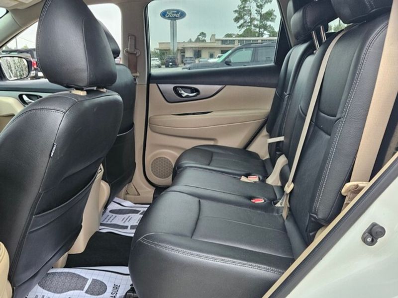 2016 Nissan Rogue SV photo 5