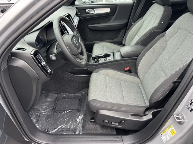 2025 Volvo XC40 Core photo 3
