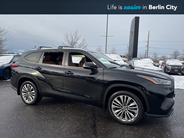 2023 Toyota Highlander Limited's photo