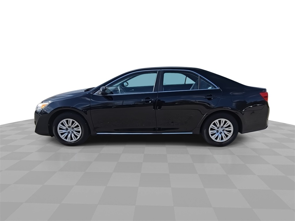 2014 Toyota Camry LE photo 3