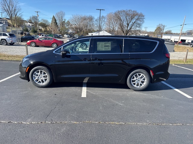 2025 Chrysler Voyager L photo 4