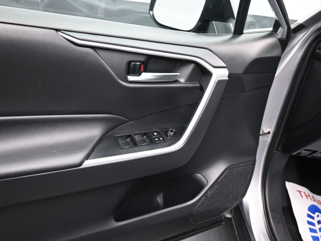 2021 Toyota RAV4 XLE photo 3