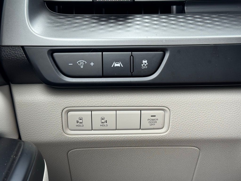 2023 Kia Carnival LX photo 22