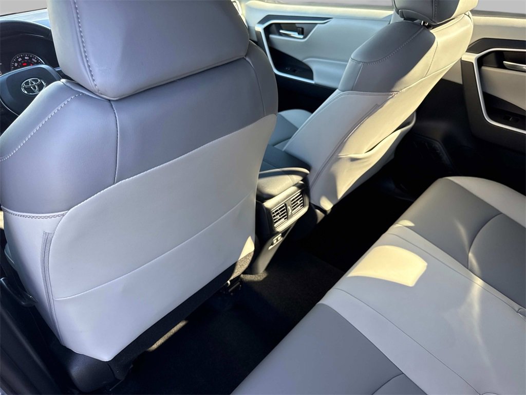 2020 Toyota RAV4 XLE Premium photo 13