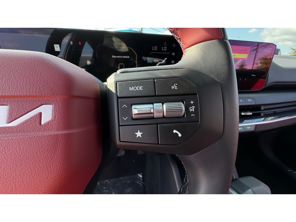 2025 Kia K4 GT-Line photo 11