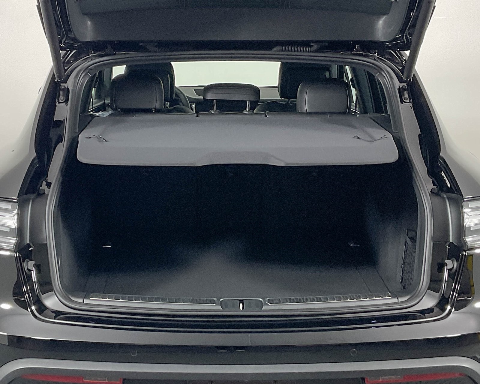 2026 Porsche Macan T photo 28