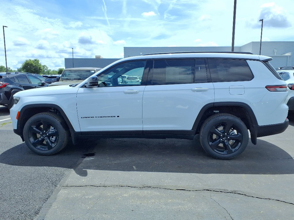 2025 Jeep Grand Cherokee Limited photo 2