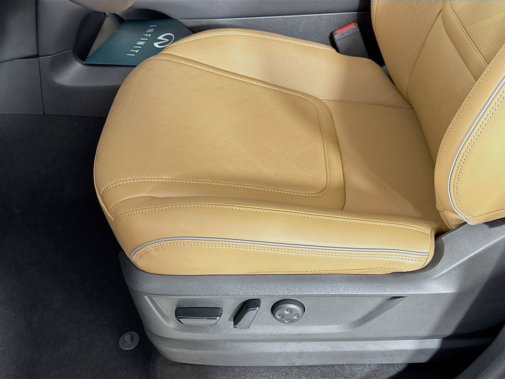 2025 Infiniti QX80 Luxe photo 17