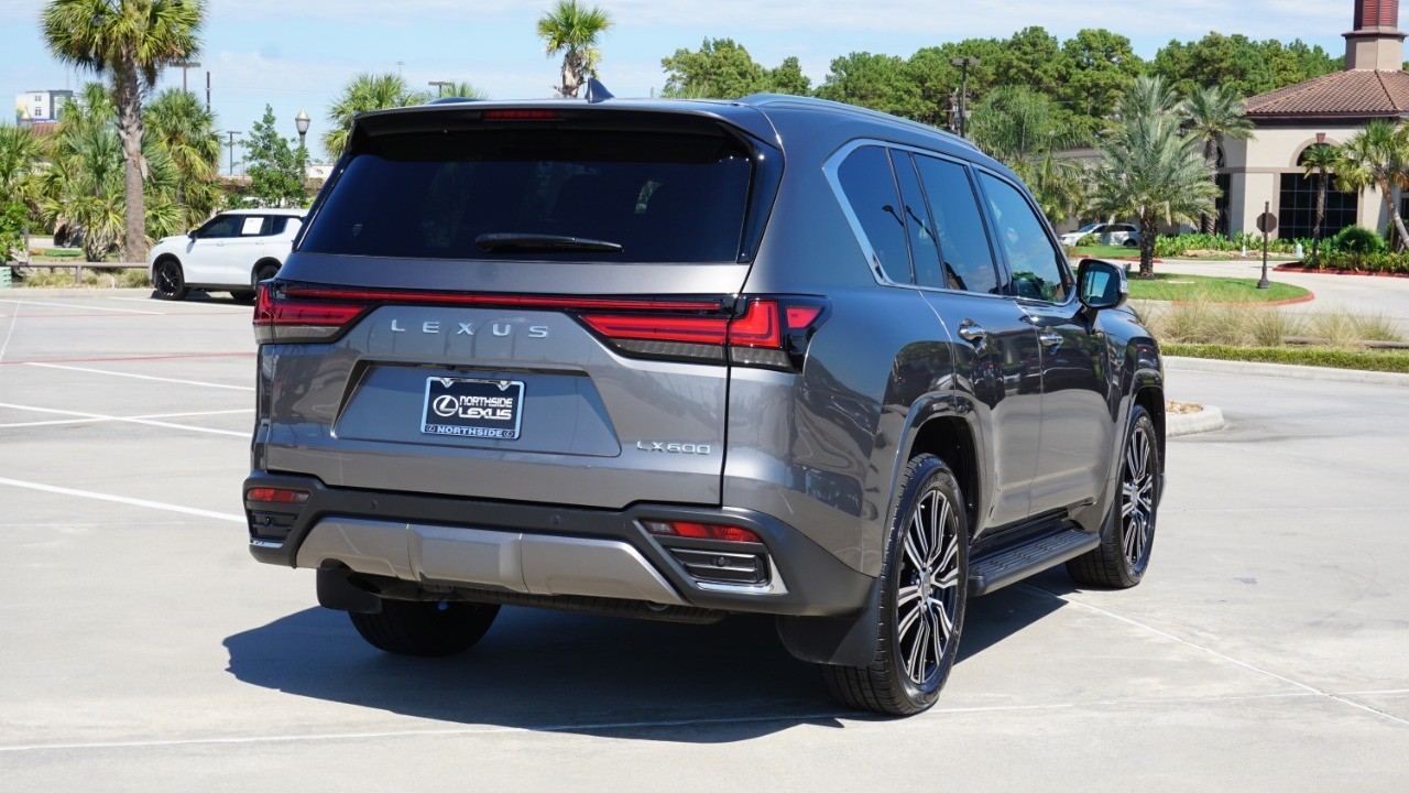 2022 Lexus LX 600 Luxury photo 4