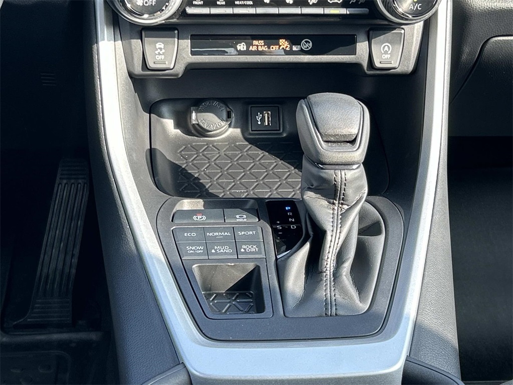 2024 Toyota RAV4 XLE photo 16