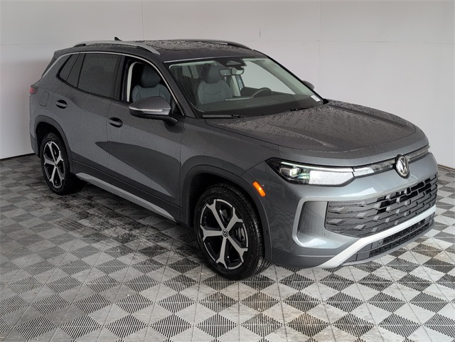 2025 Volkswagen Tiguan SE photo 2