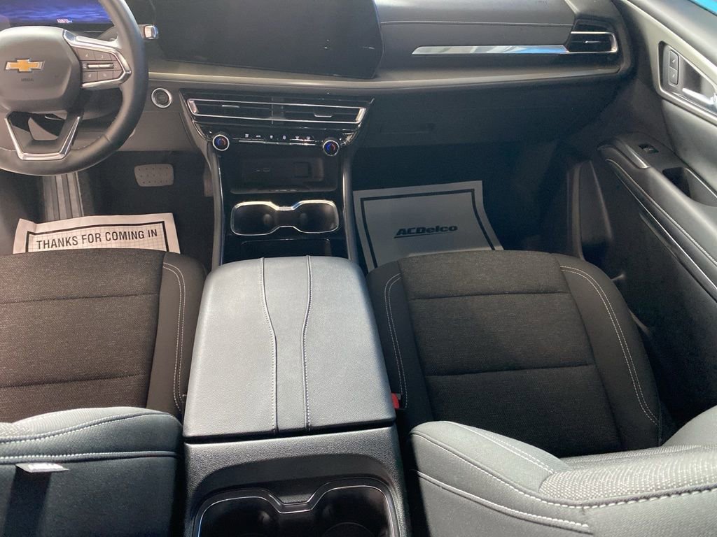 2025 Chevrolet Traverse photo 3