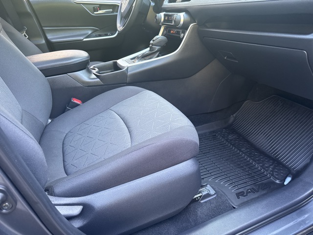 2021 Toyota RAV4 XLE photo 16