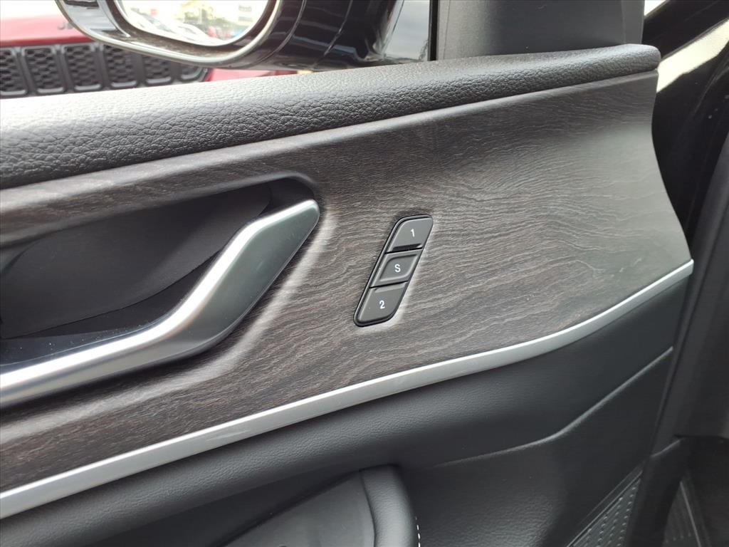 2025 Jeep Grand Cherokee Limited photo 4