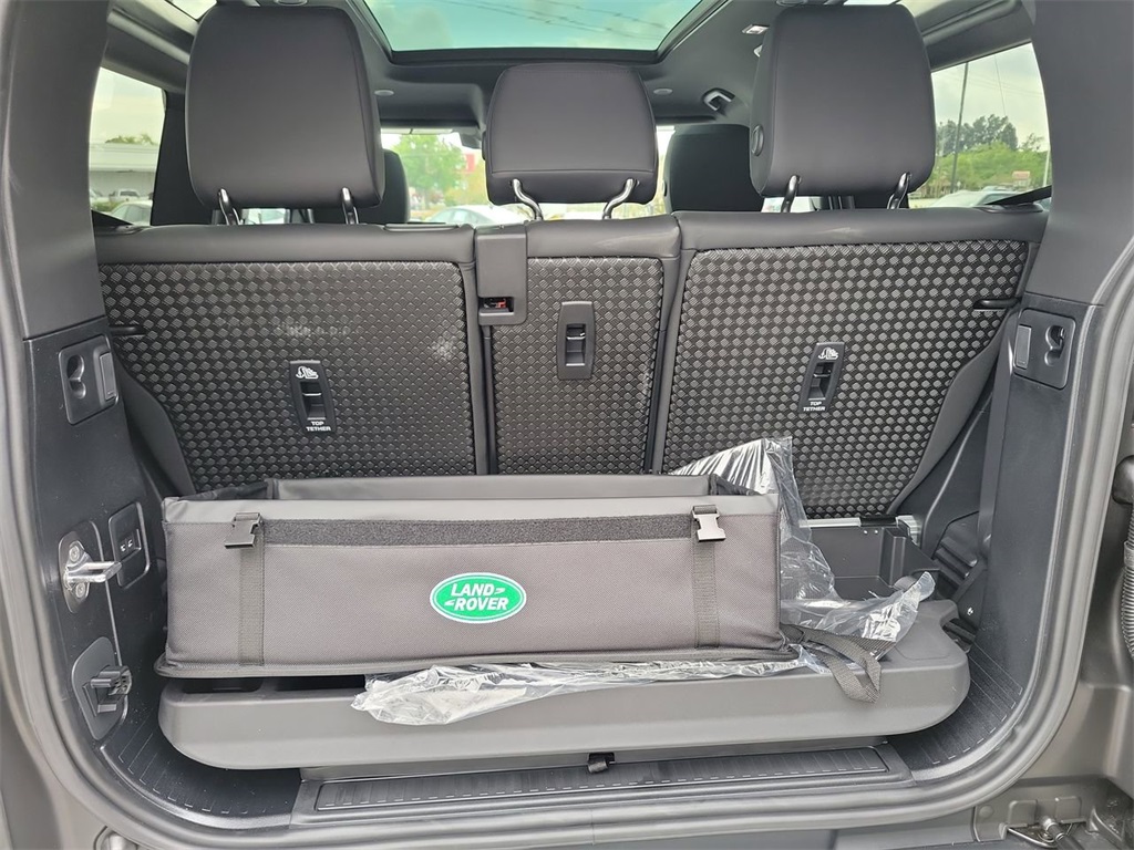 2025 Land Rover Defender 90 S photo 10