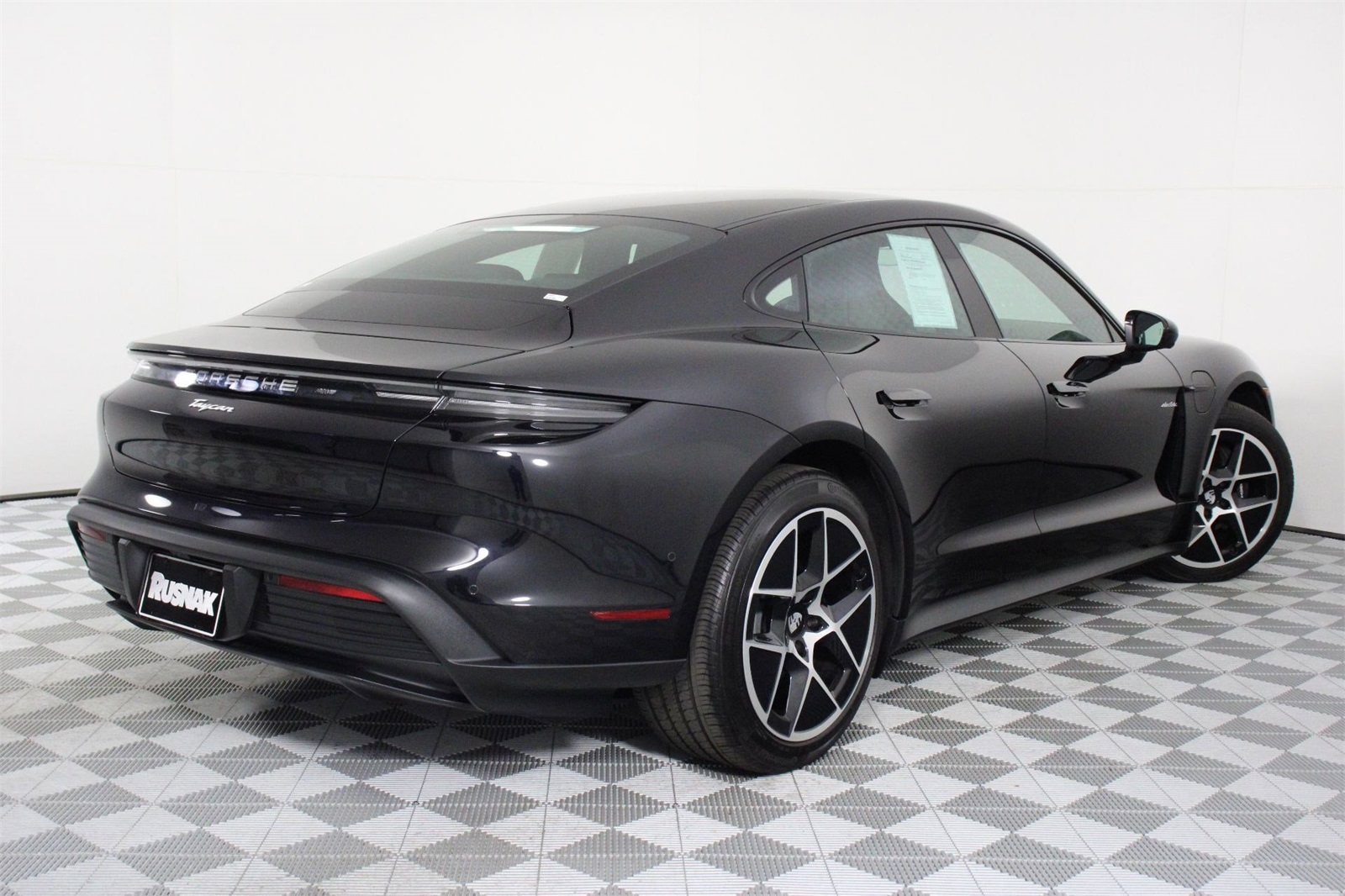 2025 Porsche Taycan photo 7