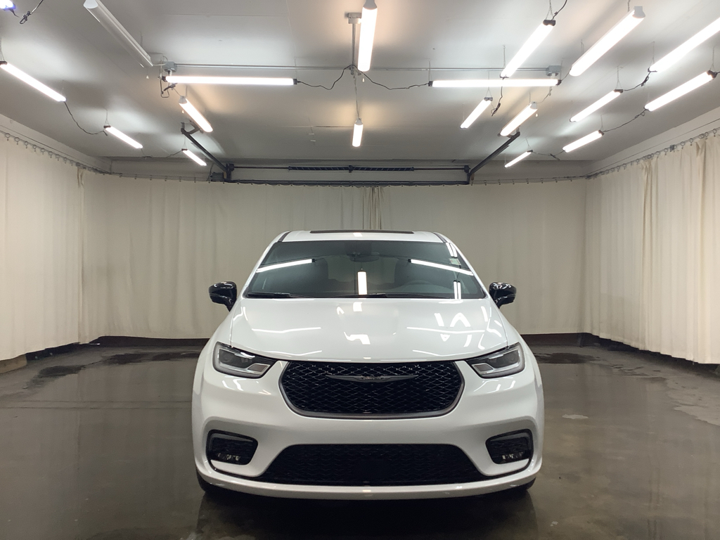 2026 Chrysler Pacifica photo 2