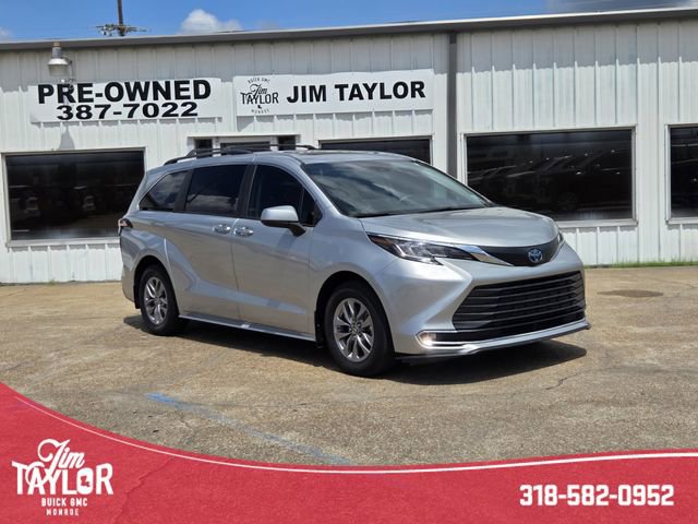 2022 Toyota Sienna XLE's photo