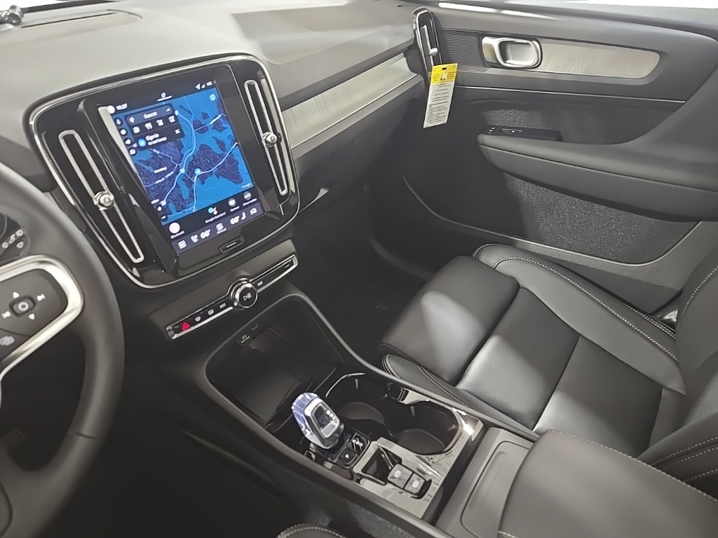 2026 Volvo XC40 Plus photo 12