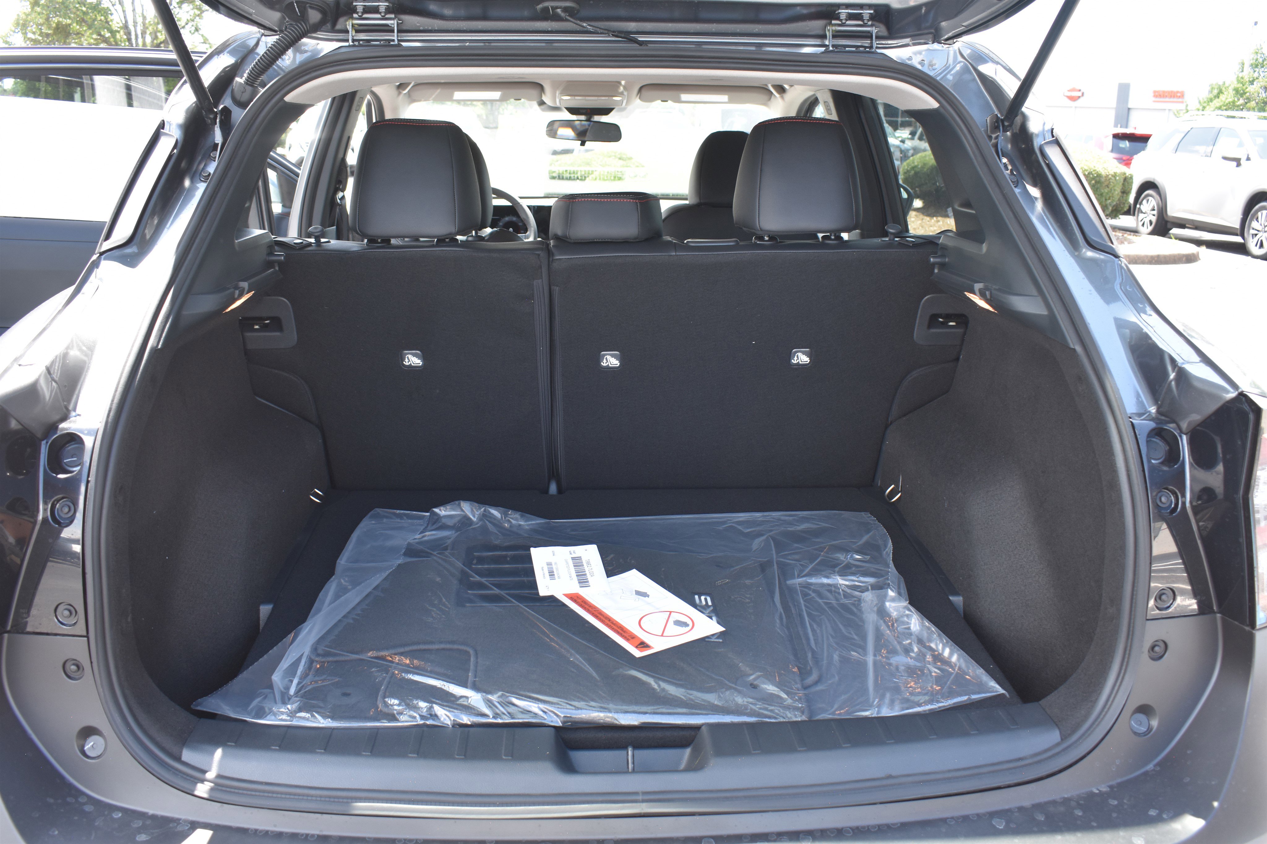 2025 Nissan Kicks SR photo 3
