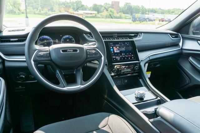 2025 Jeep Grand Cherokee Laredo X photo 8