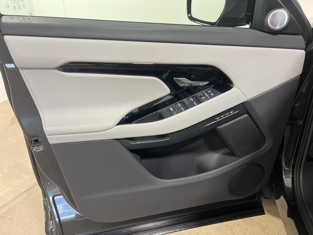 2025 Land Rover Range Rover Evoque Dynamic SE photo 8