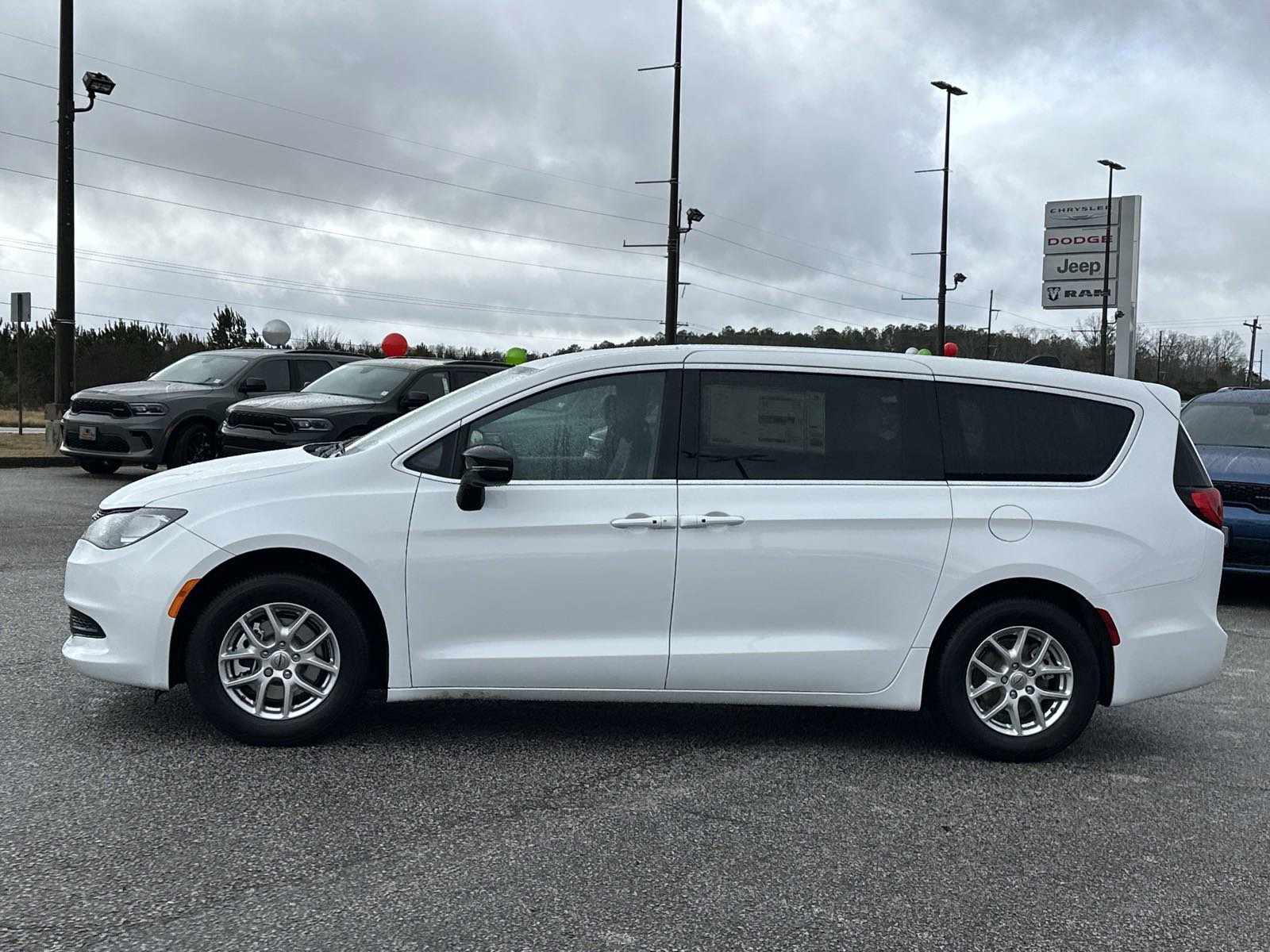 2025 Chrysler Voyager LX photo 5