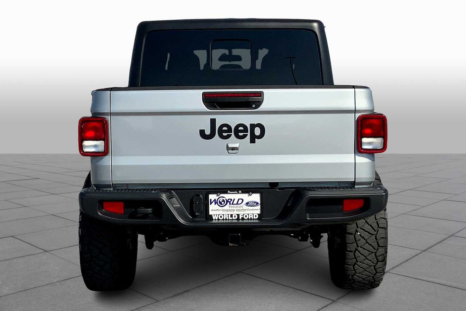 2022 Jeep Gladiator Willys Sport photo 4