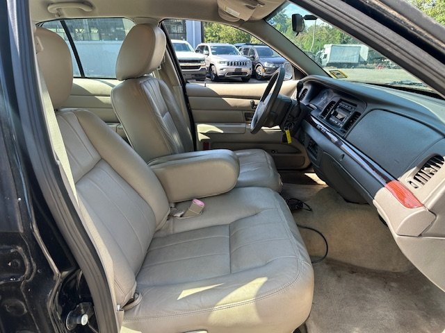 2011 Ford Crown Victoria LX photo 8